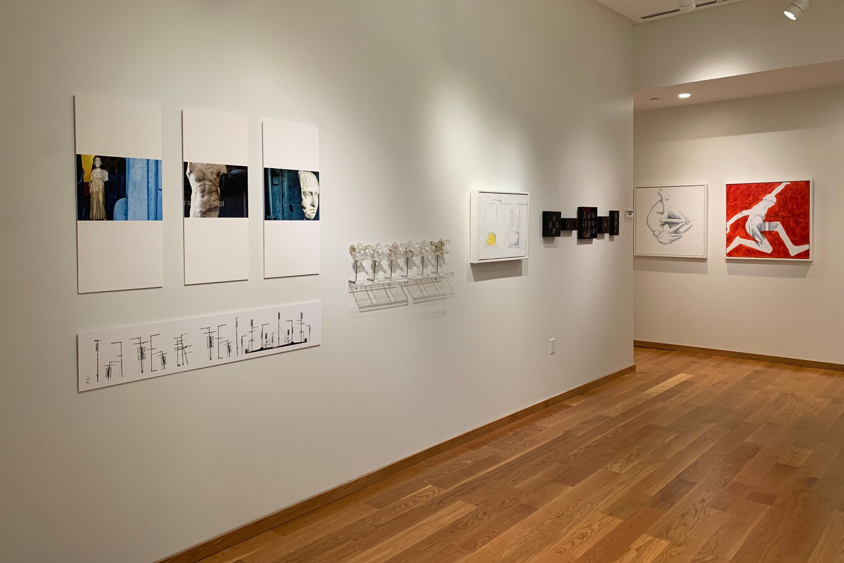 Una galería de arte con diversas obras expuestas en las paredes.