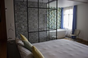 Suite King Studio | Premium bedding, iron/ironing board, free WiFi