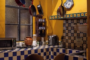 Refrigerador con congelador, microondas, lavavajillas y licuadora