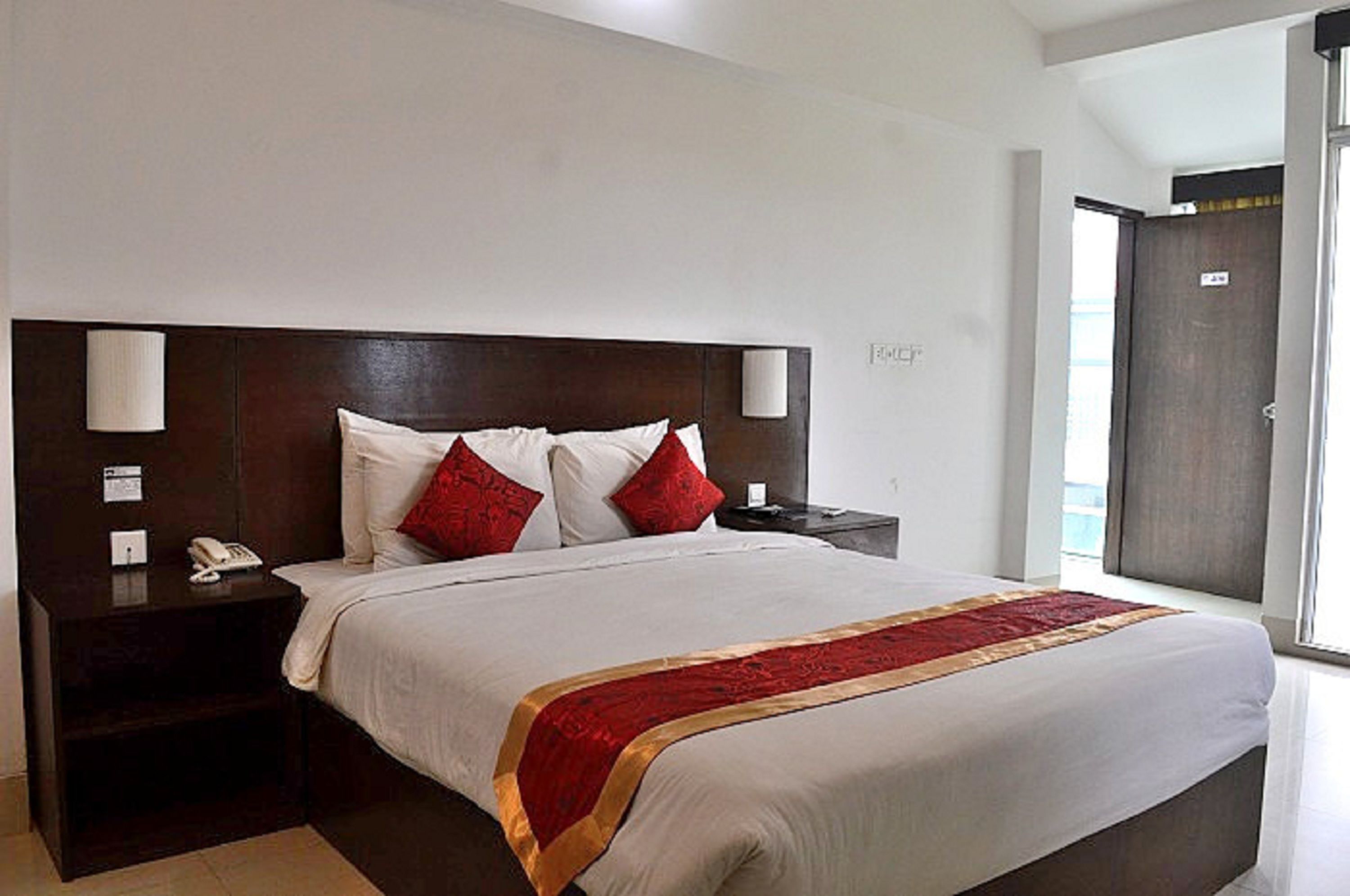 Deluxe Double Room, 1 King Bed, Balcony, Garden View