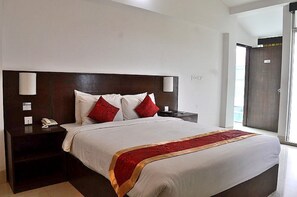 Habitación Deluxe doble, 1 cama de matrimonio grande, balcón, vistas al jardín | 1 dormitorio, escritorio, camas supletorias y wifi gratis