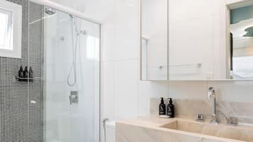 Apartamento luxo | Banheiro | Chuveiro, produtos de toalete grátis, secador de cabelo