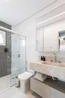 Ducha, artículos de tocador gratuitos, secador de pelo, toallas