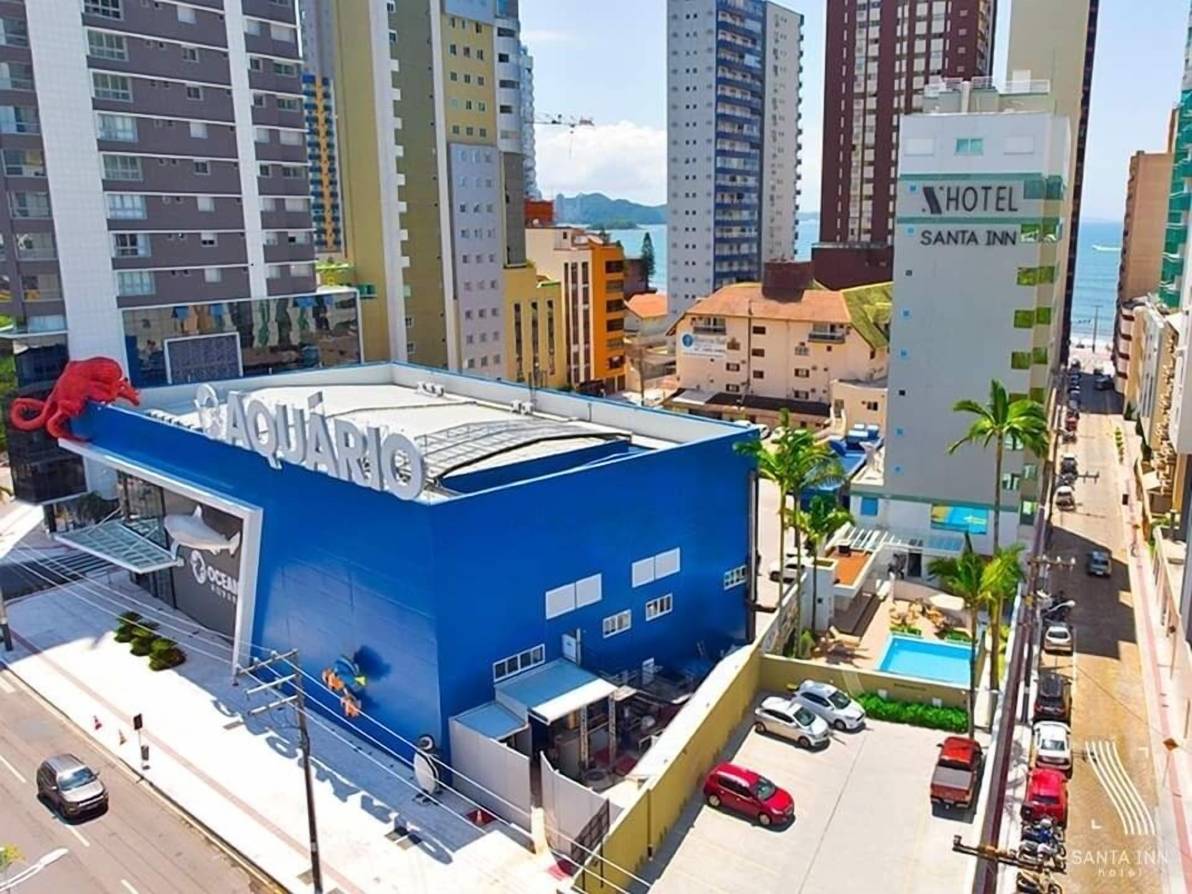 Un edificio blu con la scritta 'Aquario' ben visibile.