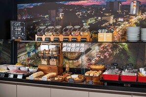 Free daily buffet breakfast - Santa Inn Hotel (Balneário Camboriú)