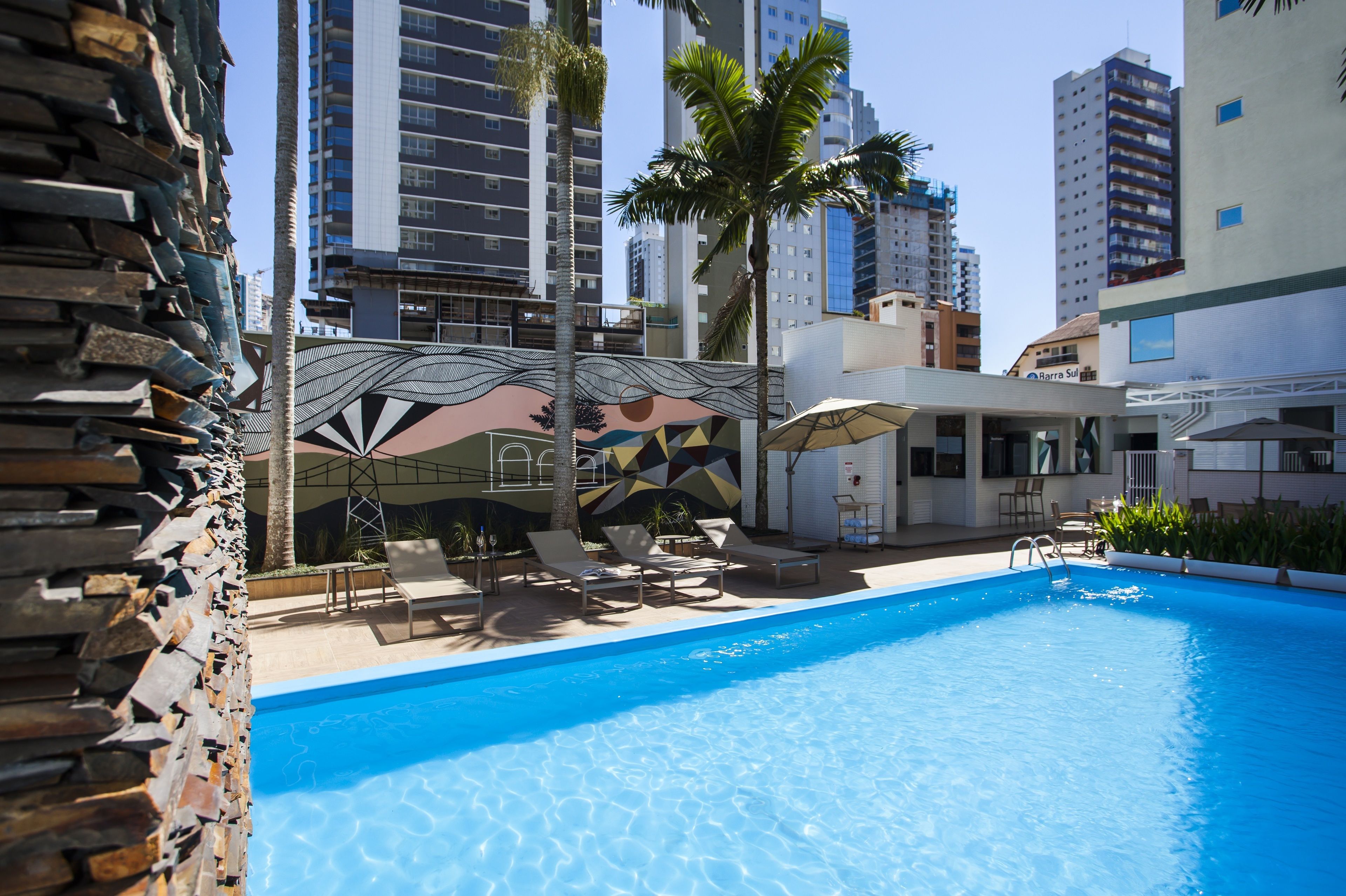 Kolam renang outdoor, dengan kursi berjemur