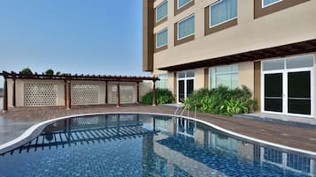 Kamar Premier, 1 Tempat Tidur King, Bebas Asap Rokok | Kolam renang | Kolam renang outdoor