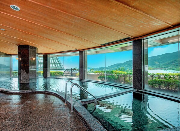 Indoor pool, outdoor pool - Hilton Club The Bay Forest Odawara (Odawara)
