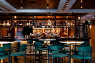 Serves lunch, dinner, and happy hour