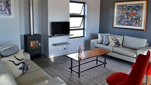 Signature Cottage, 2 Bedrooms, Mountain View, Ground Floor | Living area | Flat-screen TV, fireplace - Bella-Vue (Oudtshoorn)