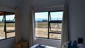 Signature Cottage, 2 Bedrooms, Mountain View, Ground Floor | 1 bedroom, iron/ironing board - Bella-Vue (Oudtshoorn)