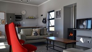 Signature Cottage, 2 Bedrooms, Mountain View, Ground Floor | Living area | Flat-screen TV, fireplace - Bella-Vue (Oudtshoorn)