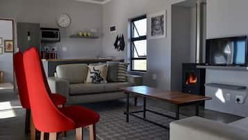 Signature Cottage, 2 Bedrooms, Mountain View, Ground Floor | Living area | Flat-screen TV, fireplace