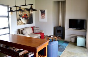 Casa rural, accessible, vistes a la muntanya | Sala d'estar | Televisor de pantalla plana i llar de foc 