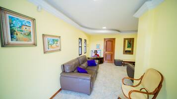 4 habitaciones, cortinas blackout y tabla de planchar con plancha