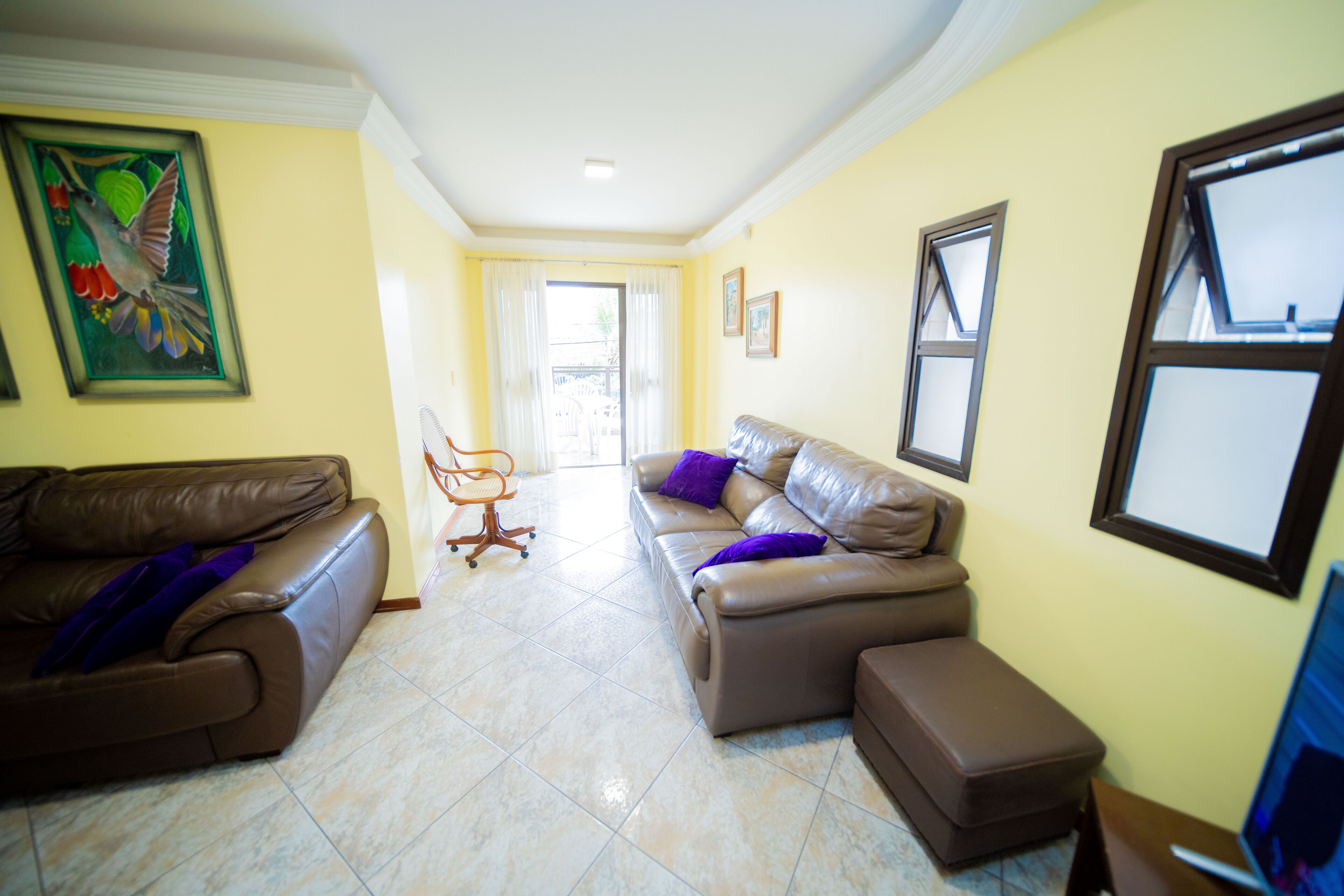 Apartamento família | Área de estar | TV de tela plana