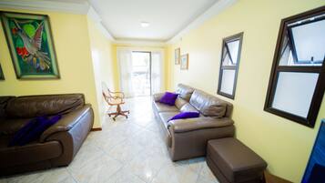 Apartamento família | Área de estar | TV de tela plana