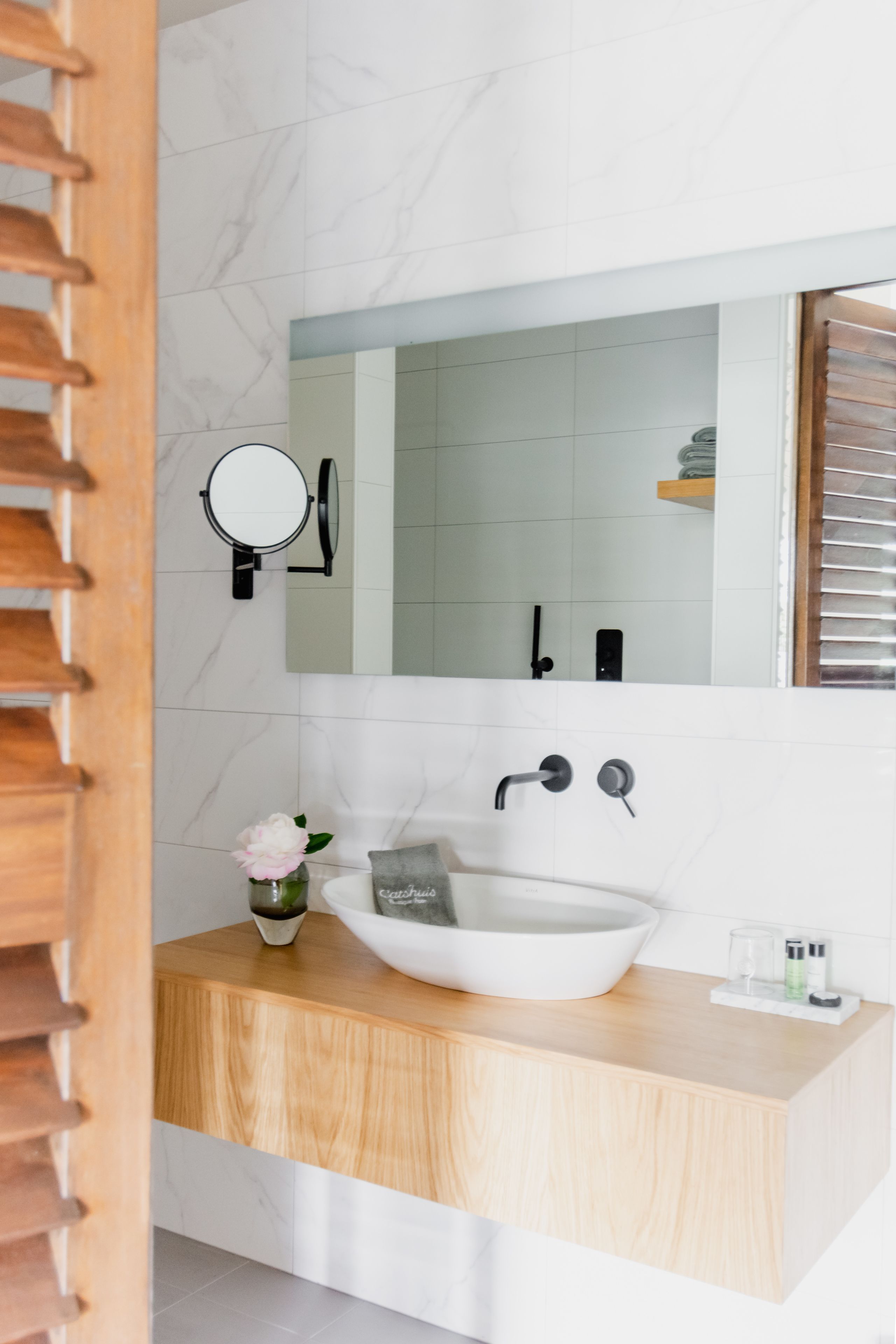 deluxe double room, city view | bathroom | free toiletries, hair dryer, towels