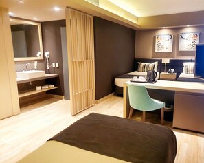 Quarto triplo superior | Roupas de cama premium, frigobar, cofres nos quartos, escrivaninha