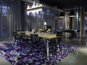 Daily full breakfast (USD 8.50 per person) - Aloft Gainesville University Area (Gainesville)