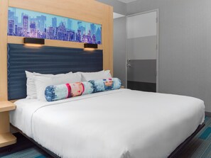 客房内保险箱、办公桌、遮光窗帘、熨斗/熨衣板