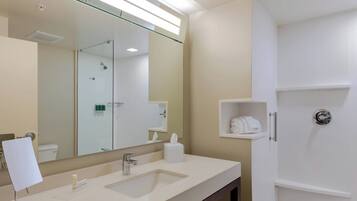 Tina con regadera, amenidades de baño gratuitas, secadora de cabello