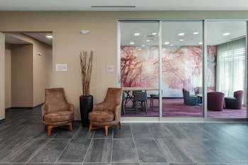 Hotel entrance and lobby at Courtyard by Marriott Savannah Airport
