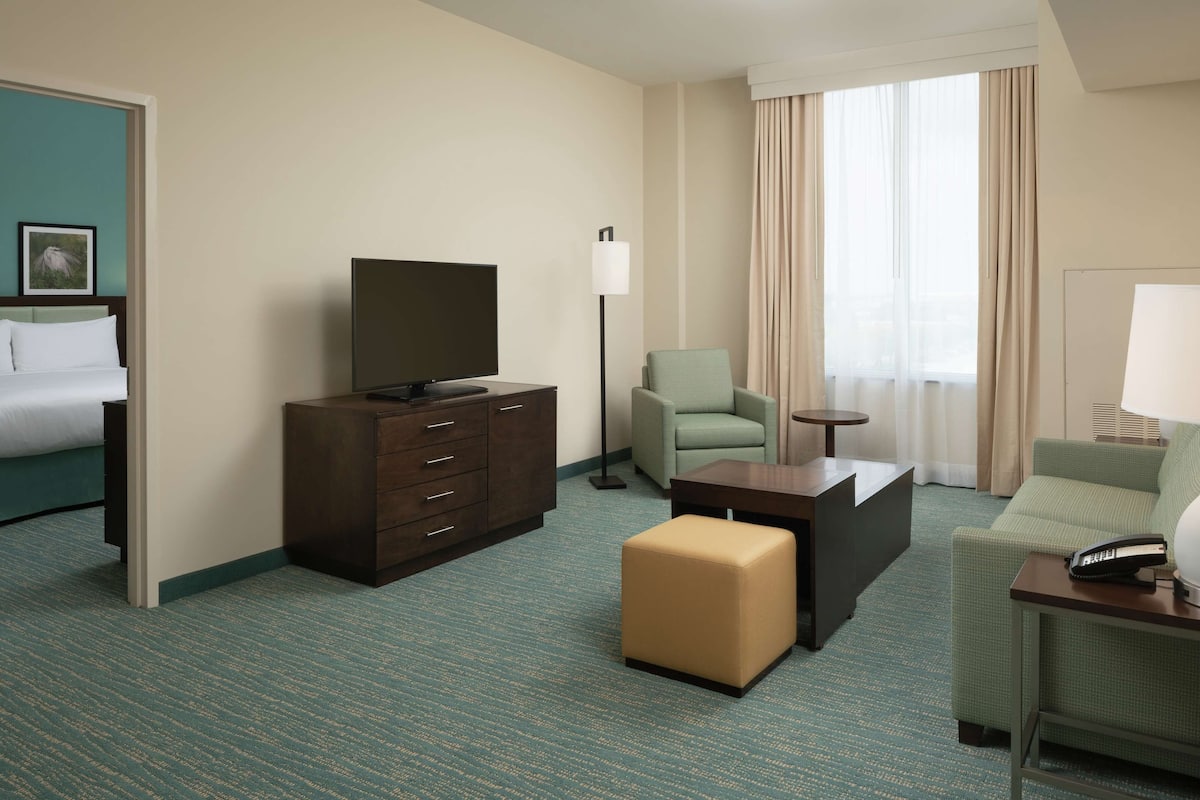 premium bedding, pillow-top beds, in-room safe, desk