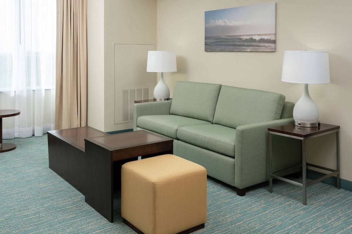 premium bedding, pillow-top beds, in-room safe, desk