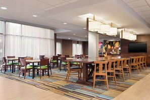 Free daily continental breakfast  - Fairfield Inn & Suites by Marriott Charlottesville Downtown/University Area (Charlottesville)