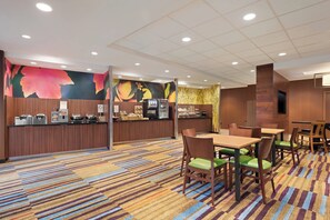 Free daily continental breakfast  - Fairfield Inn & Suites by Marriott Charlottesville Downtown/University Area (Charlottesville)