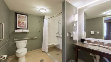 Une salle de bain moderne équipée de toilettes, d’une douche et d’un lavabo.