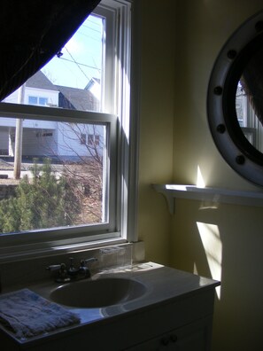 Combined shower/tub, free toiletries, towels - Elevate Rooms at 66 Montague (Digby)