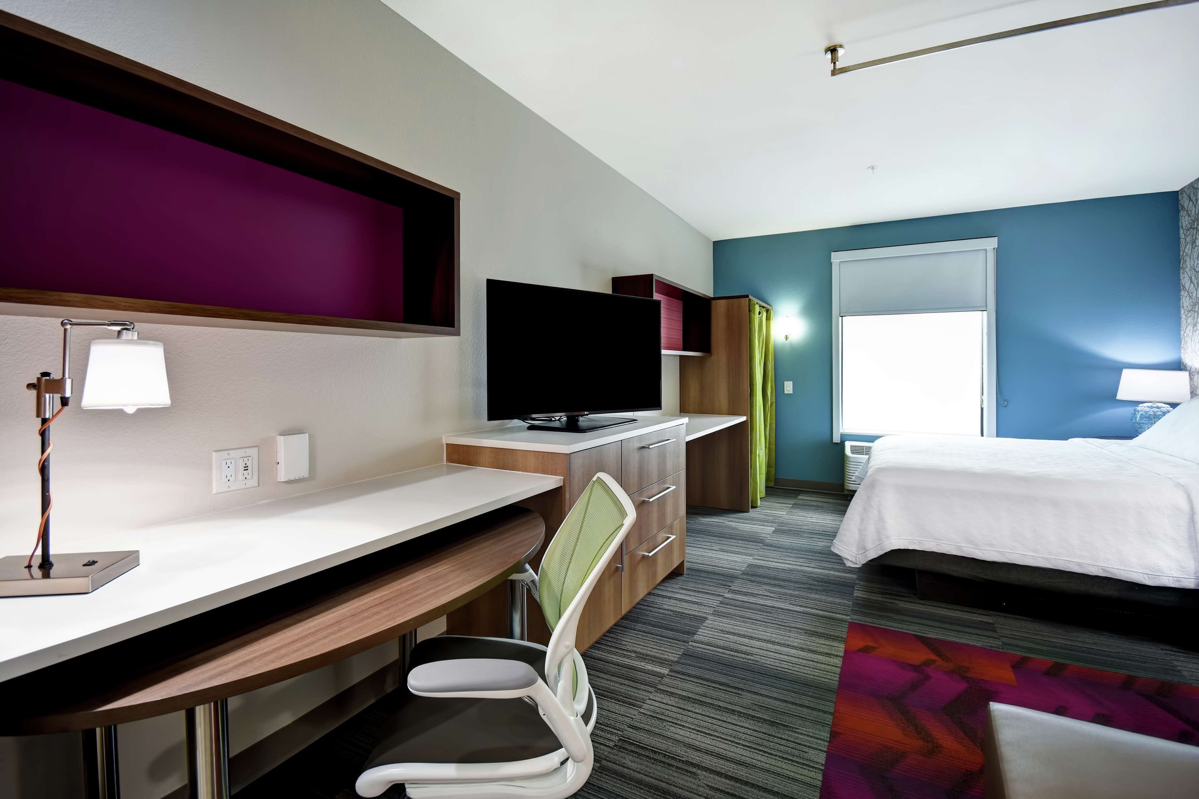 studio suite, 1 king bed, non smoking | premium bedding, in-room safe, desk, laptop workspace