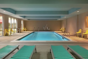 Una piscina techada, sillones reclinables de piscina