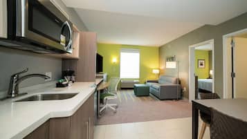 Suite, 1 habitación, no fumadores | Caja fuerte, escritorio, tabla de planchar con plancha y cunas gratuitas