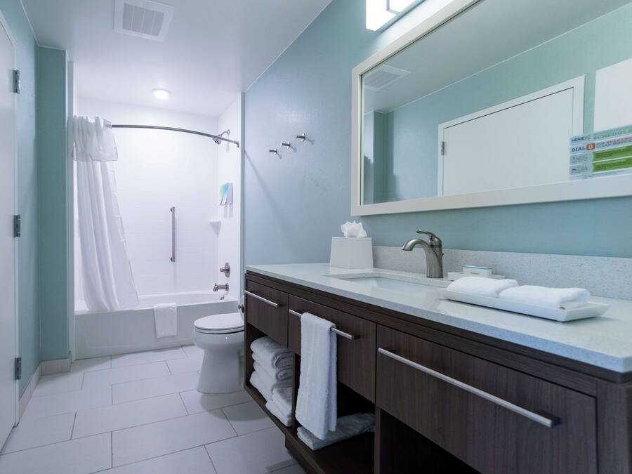 Une salle de bain moderne avec une baignoire, des toilettes et un lavabo.