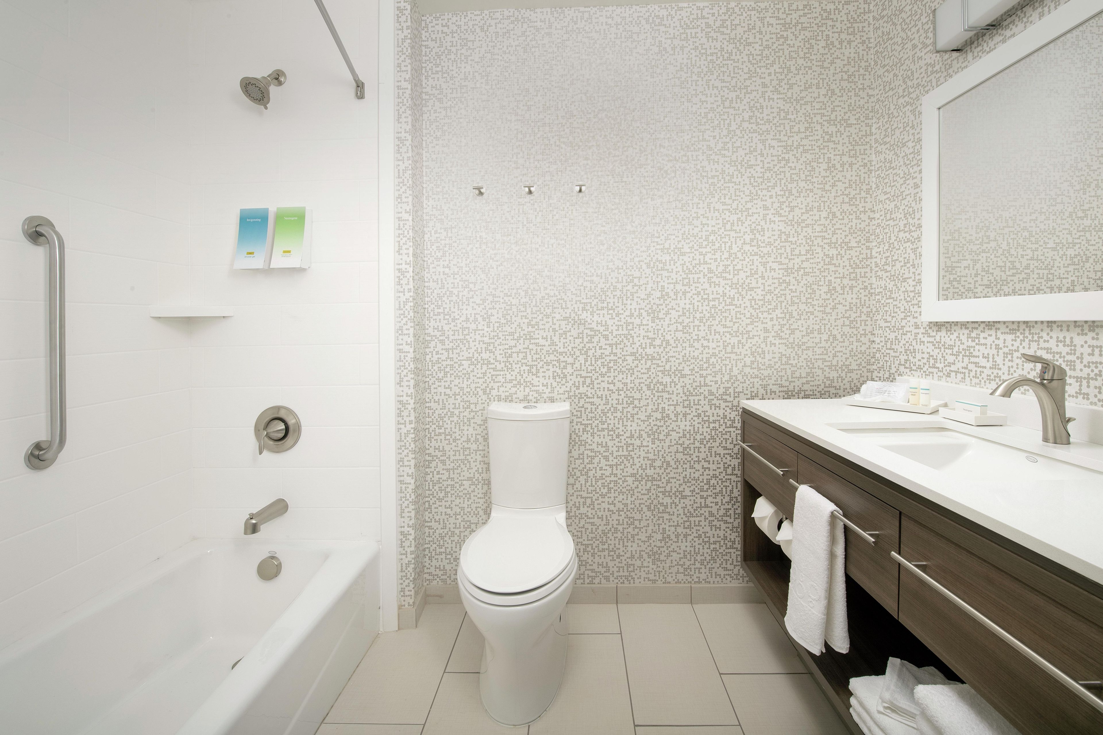 Un baño moderno con bañera, inodoro y lavabo.