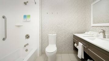 Un baño moderno con bañera, inodoro y lavabo.