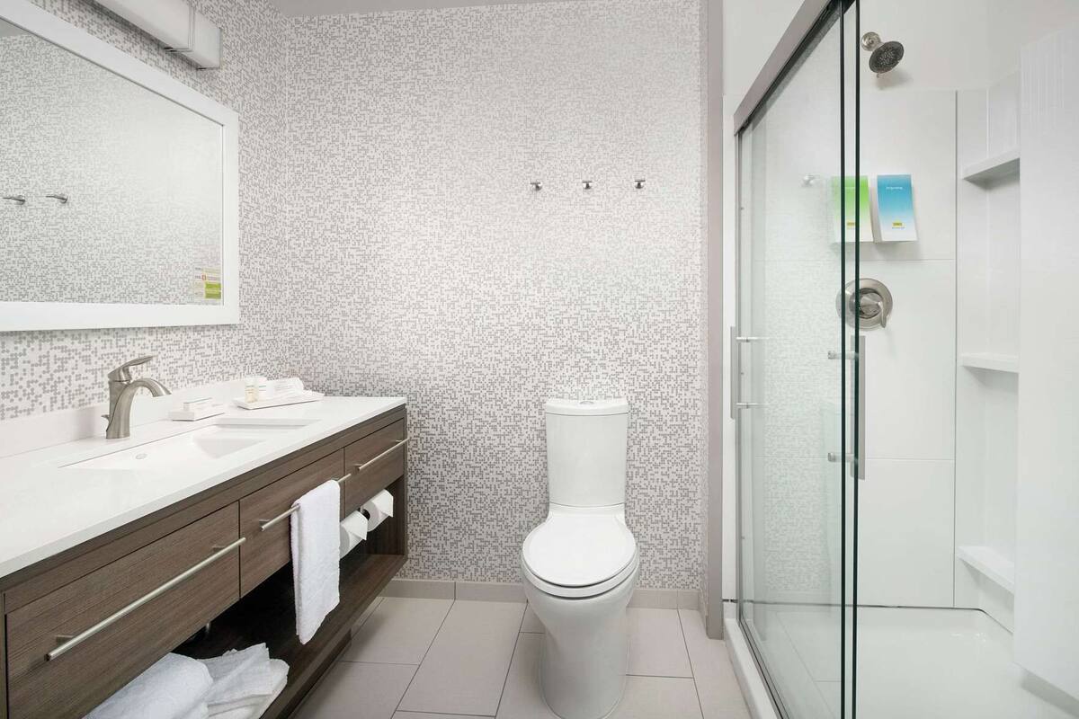 Bathroom | Free toiletries, hair dryer, towels