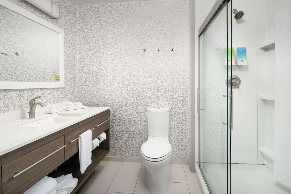 Baño | Amenidades de baño gratuitas, secadora de cabello, toallas