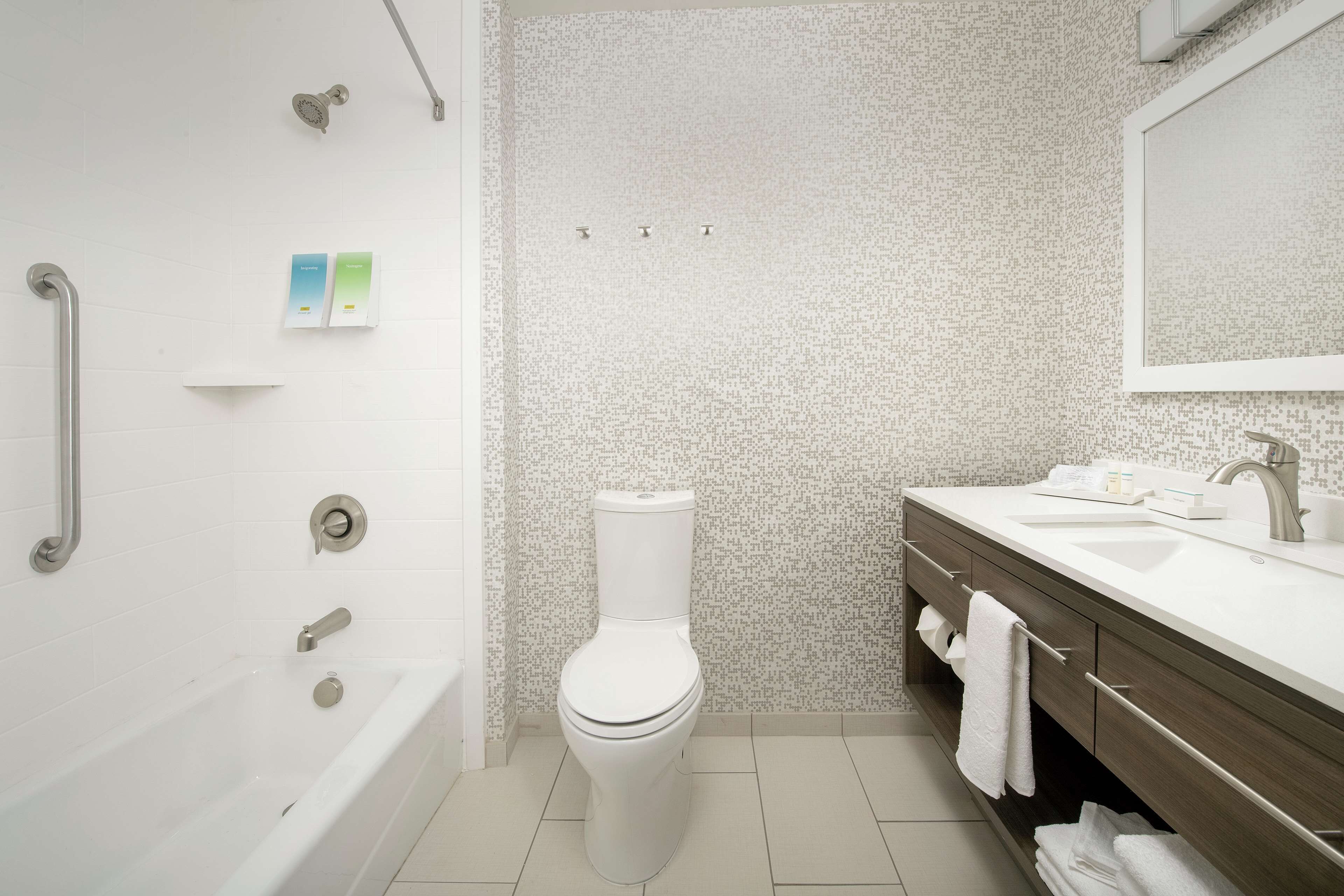 studio, 2 queen beds, non smoking | bathroom | free toiletries, hair dryer, towels