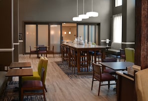 Lobby sitting area - Hampton Inn & Suites Philadelphia/Media (Media)