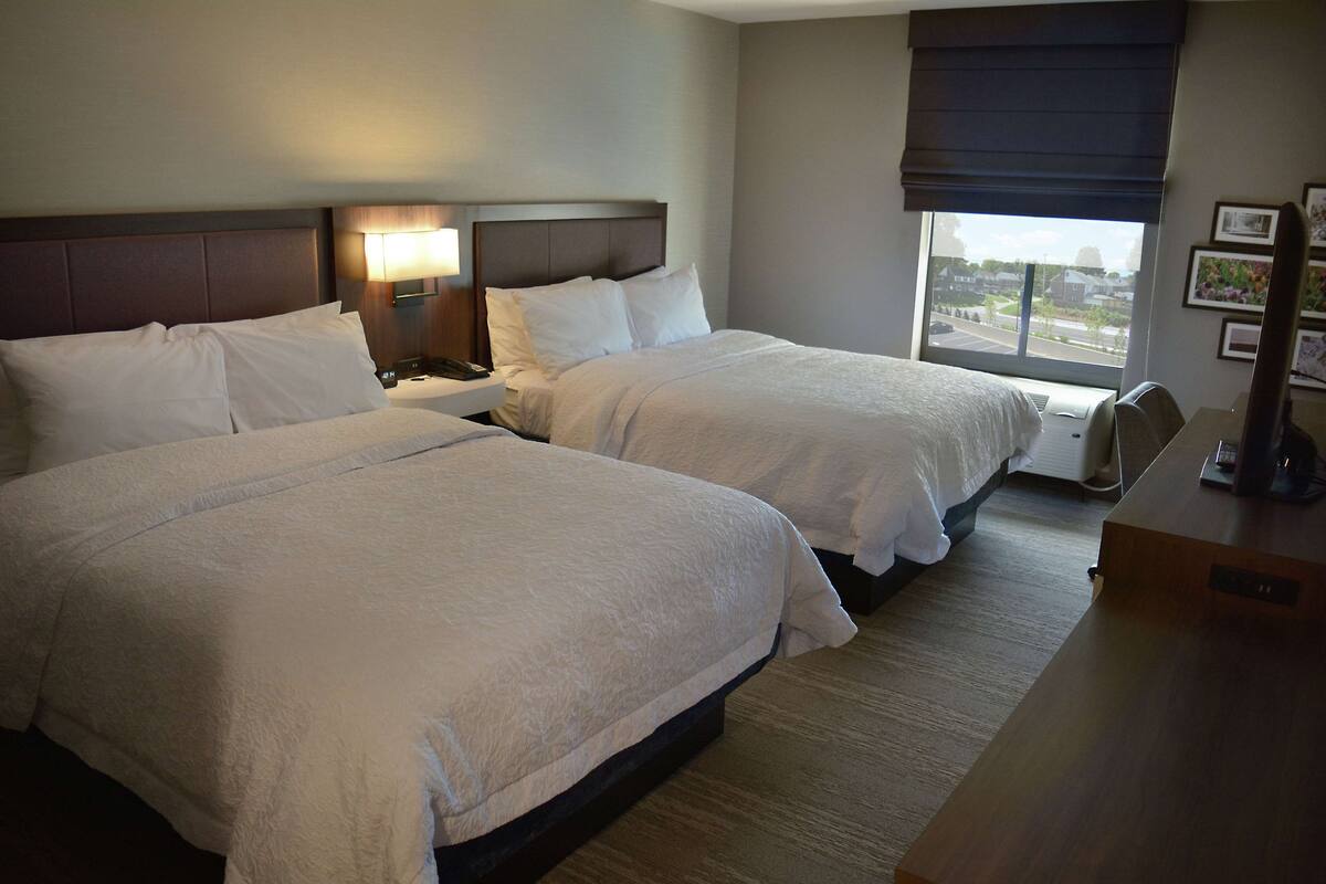 客房內保險箱、書桌、筆電工作空間、熨斗/熨衣板