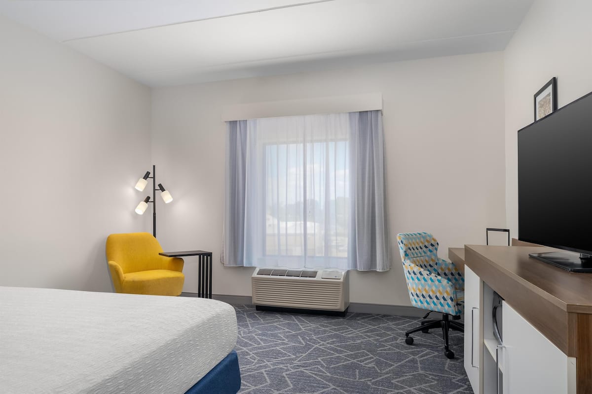 Room, 1 King Bed, Refrigerator | In-room safe, desk, laptop workspace, blackout curtains