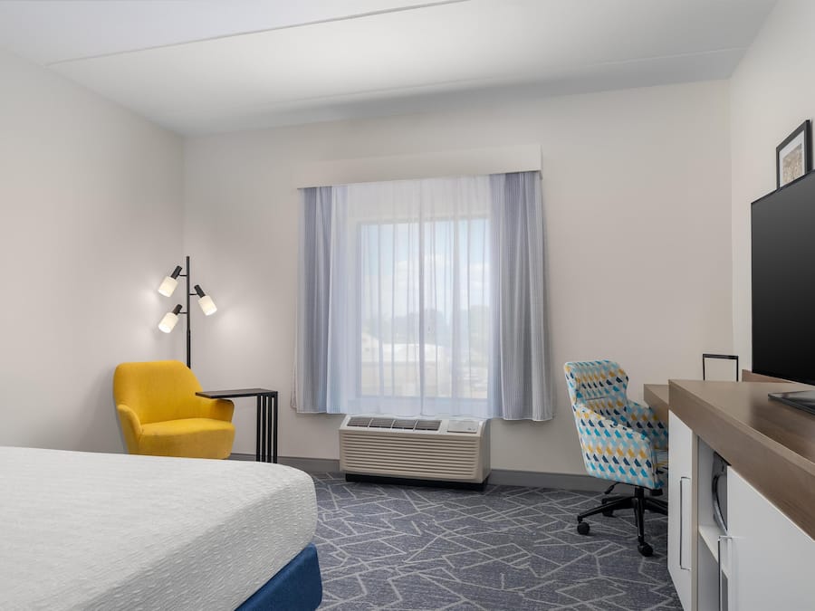 Chambre, 1 très grand lit, réfrigérateur | Coffres-forts dans les chambres, bureau