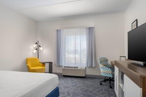 Room, 1 King Bed, Refrigerator