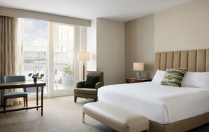 Premium bedding, in-room safe, desk, laptop workspace - InterContinental Houston by IHG (Houston)