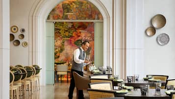 Petit déjeuner, déjeuner et dîner servis sur place
