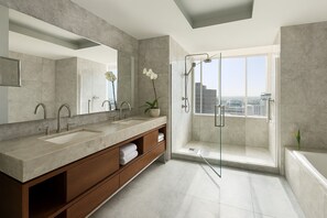 Suite presidencial, 1 cama King size | Baño | Amenidades de baño de diseñador, secadora de cabello, batas, toallas 